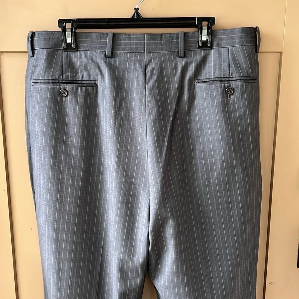 Lauren Ralph Lauren 100% Wool Pin Stripe Gray 2 Piece Suit. Size 40R